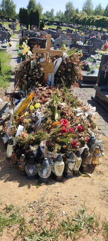 Grób Adam Małkowski